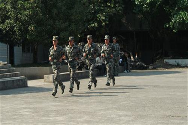 湖北省黄冈工程学校军训