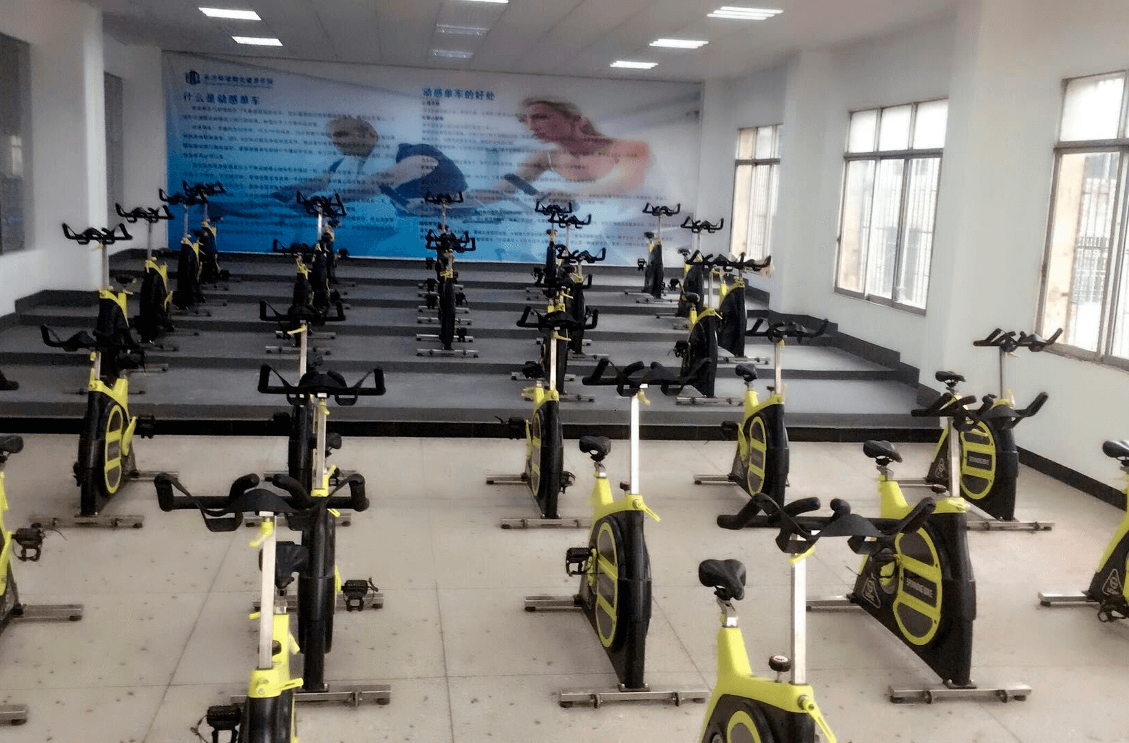 长沙环球职业中专学校健身房环境图片