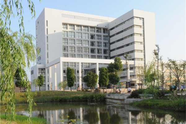 上海市群益职业技术学校环境、学校图片