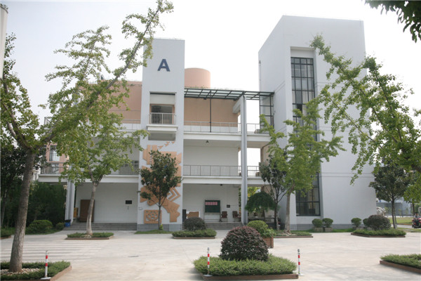 上海市群益职业技术学校环境、学校图片