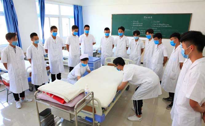 2020年重庆的卫校有什么专业适合男生